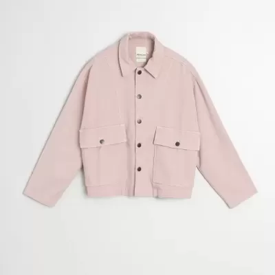 Casaco rosa claro com botões e bolsos frontal em fundo branco