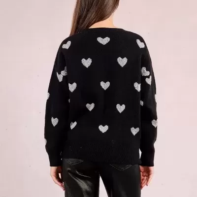 Camisola preta com corações brancos e calças pretas de tecido brilhante vista de costas