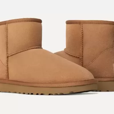 Botas UGG castanhas em camurça com sola de borracha e etiqueta traseira