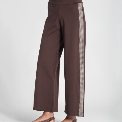 Calças largas castanhas com risca lateral xadrez e sapatos rasos castanhos