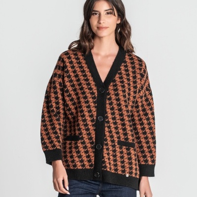 Cardigã pied-de-poule castanho e preto com botões e bolsos