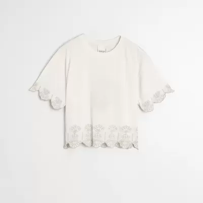 T-shirt branca com bordados florais bege nas bordas da manga e da bainha