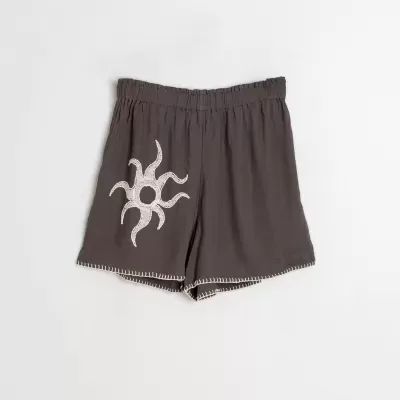 Calções marrons escuros com bordado de sol branco e cintura elástica