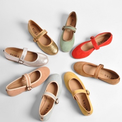 Oito pares de sapatos bailarina RUIKA coloridos dispostos em círculo