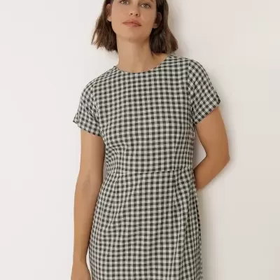 Vestido feminino xadrez preto e branco manga curta com corte ajustado