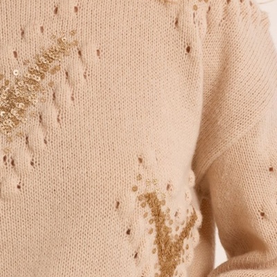Camisola de malha cremosa com detalhes em lantejoulas douradas