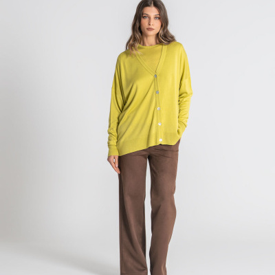 Modelo com cardigan amarelo e calças castanhas