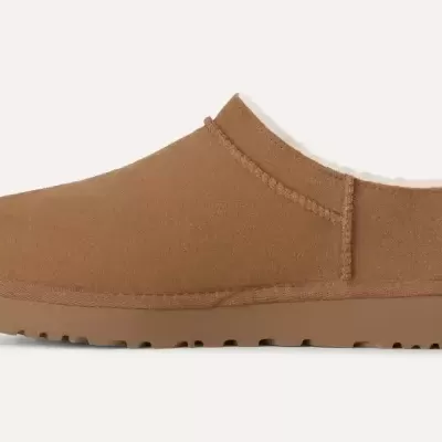 Calçado chinelo castanho com sola de borracha