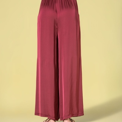 Calças largas bordeaux acetinadas com cintura elástica