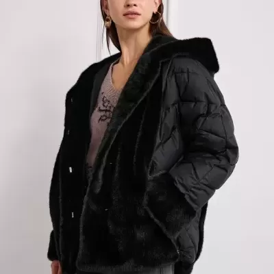 Casaco feminino preto acolchoado com felpa em fundo branco
