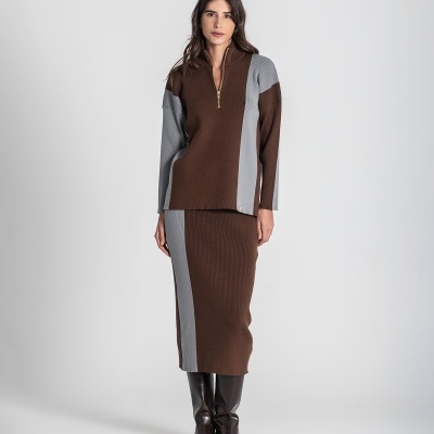 Conjunto feminino castanho e cinza, camisola e saia de malha com padrão de blocos de cor.