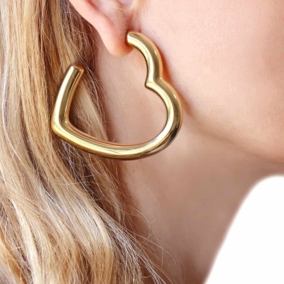 Brinco grande em metal dourado forma coração irregular