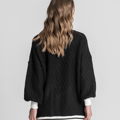 Camisola preta com punhos e barra brancos, vista de trás