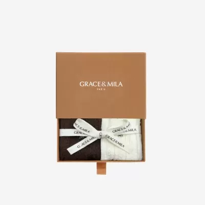 Caixa castanha com cachecóis castanho e creme amarrados com fita branca