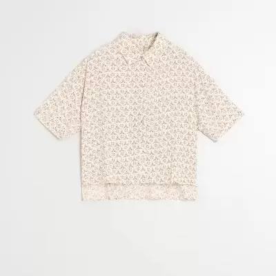 Camisa bege com padrão floral pequeno e botões brancos