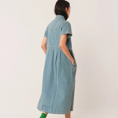 Vestido comprido de ganga azul claro com manga curta e gola alta