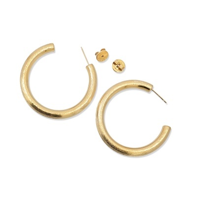 Brincos argolas douradas semi-abertas com textura fosca