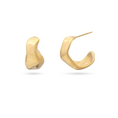 Brincos dourados assimétricos com acabamento liso e formato curvado