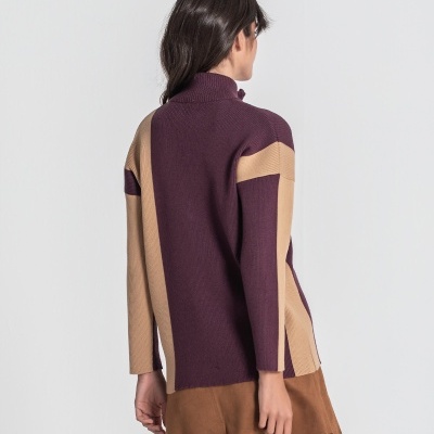 Camisola de malha castanha e bege com gola subida e saia castanha vista de costas