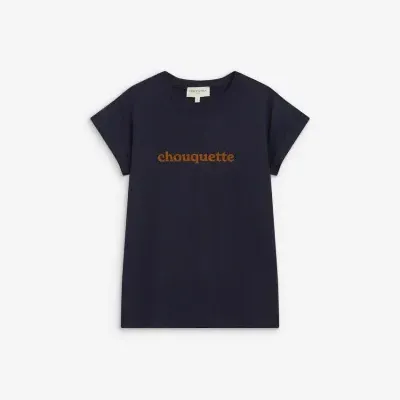 T-shirt azul escuro com texto castanho chouquette
