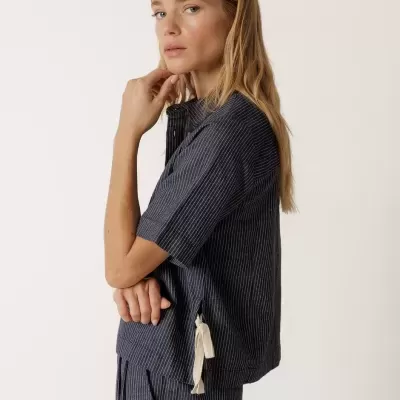 Conjunto de camisa e calças riscada azul escuro com detalhe de cordão