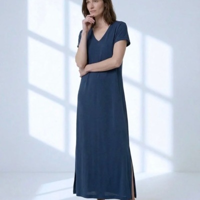 Vestido comprido azul escuro de manga curta com decote em V e fendas laterais
