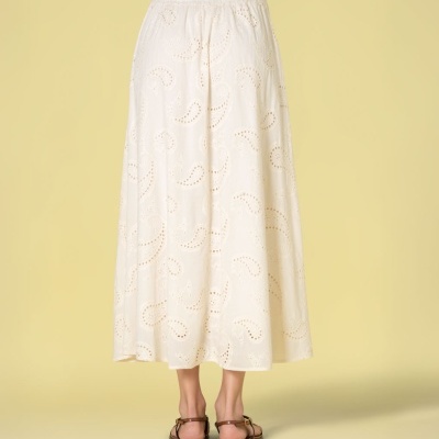 Saia branca comprida com padrão bordado e cós elástico, vista de costas.