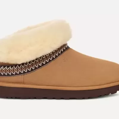 Botim tipo chinelo castanho com forro felpudo branco e detalhe trançado preto e branco