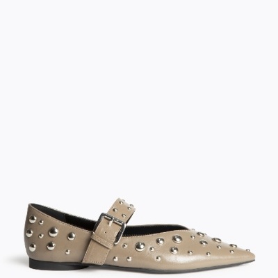 Sapato feminino bege tipo bailarina com tachas e fivela