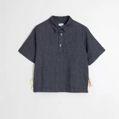 Polo riscado azul escuro com manga curta e botões