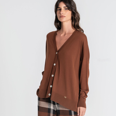 Cardigan castanho de malha com botões brancos e calças xadrez castanhas, bege e pretas