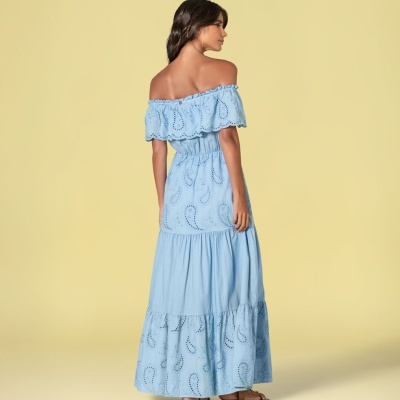 Vestido longo azul claro com padrão de recortes e decote ombro a ombro