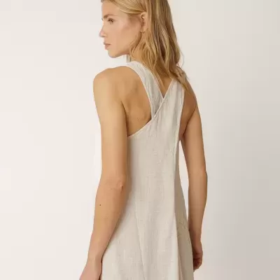 Vestido bege claro comprido com costas cruzadas e bordado floral