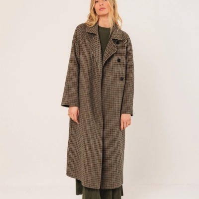 Casaco comprido xadrez castanho e preto com botões pretos em fundo branco.