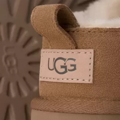 Parte traseira de bota UGG castanha com etiqueta e interior de pelúcia