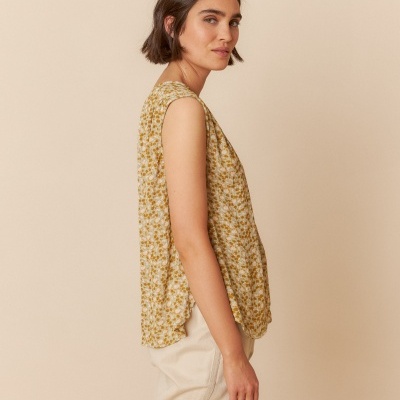 Blusa feminina sem mangas floral amarelo e branco com calças claras