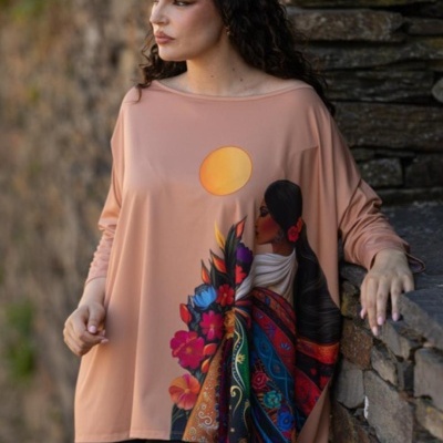 Blusa rosa com estampado de mulher e flores coloridas