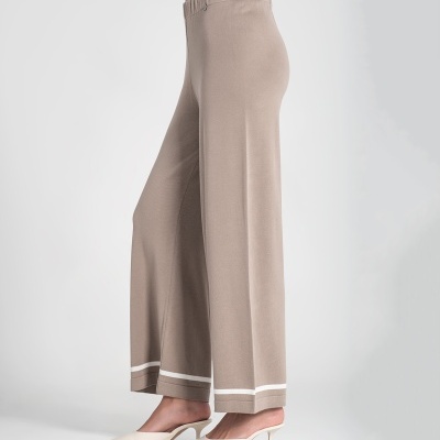 Calças castanho claro com riscas brancas na barra