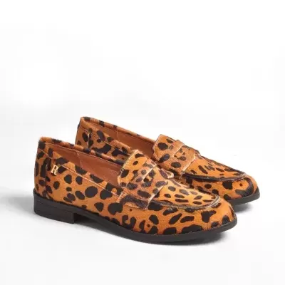 Mocassins com padrão leopardo castanho e preto e sola preta