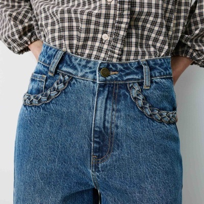 Calças de ganga azul e camisa xadrez beige preto e branco
