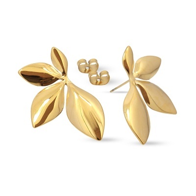 Brincos dourados em formato de folhas com acabamento polido