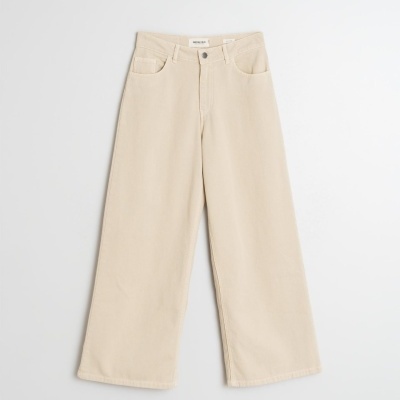 Calças largas creme em tecido de algodão com bolsos frontais e fecho de botão