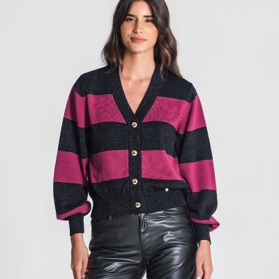 Casaco de malha riscado preto e rosa com botões dourados