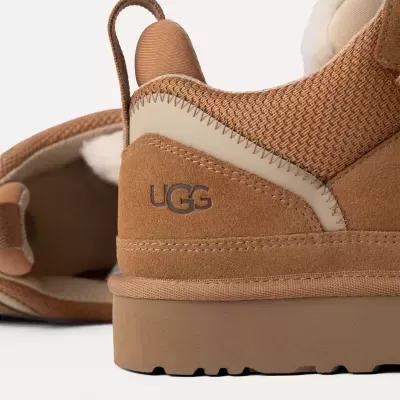 Botas UGG castanhas com sola espessa e interior peludo branco
