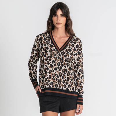 Camisola com padrão de leopardo castanho e preto com decote em V