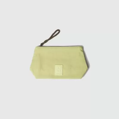 Bolsa de tecido amarelo claro com fecho de correr e cordão castanho