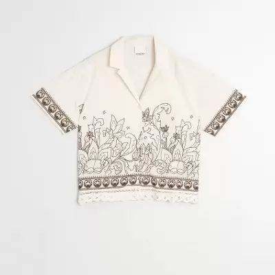 Camisa branca curta com padrão floral castanho e botões