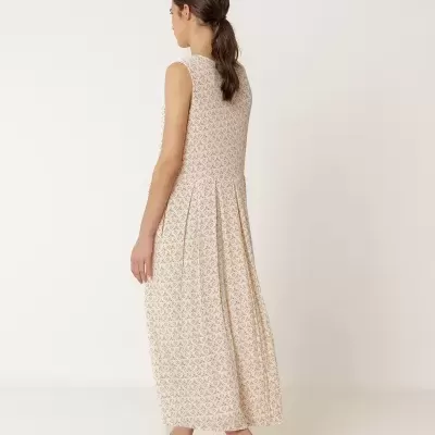 Vestido comprido bege com padrão castanho e sandálias castanhas