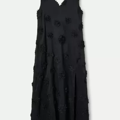 Vestido preto sem mangas com apliques florais e decote em V