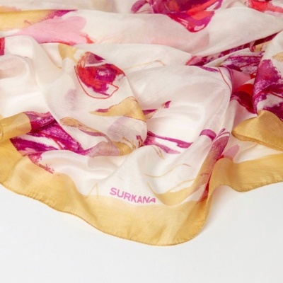 Lenço floral rosa, vermelho e amarelo com borda amarela e texto SURKANA